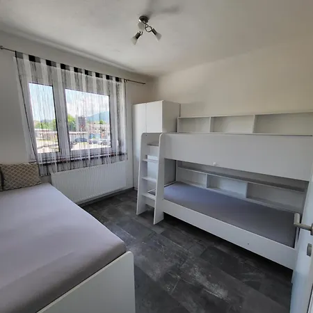 Karin, Eigener Eingang, 3 Schlafzimmer, Doppelcarport Apartament *