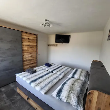 Karin, Eigener Eingang, 3 Schlafzimmer, Doppelcarport Apartment Langenwang