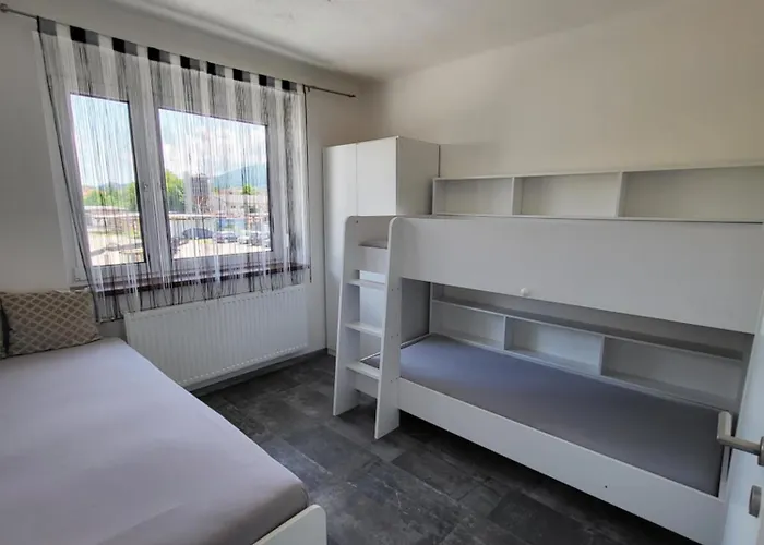 Karin, Eigener Eingang, 3 Schlafzimmer, Doppelcarport شقة *